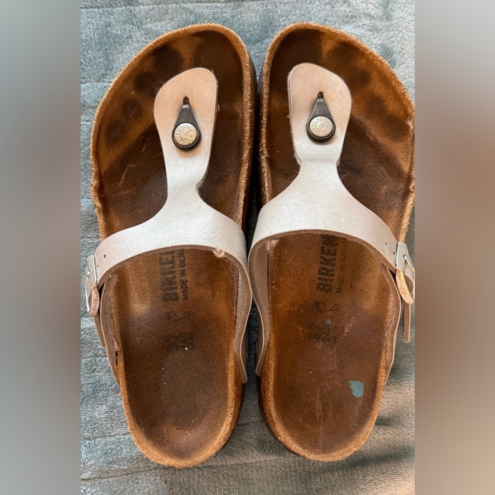 Birkenstock Gizeh Sandals – Silver Leather – Women’s 7 / EU 37– Made in Germany